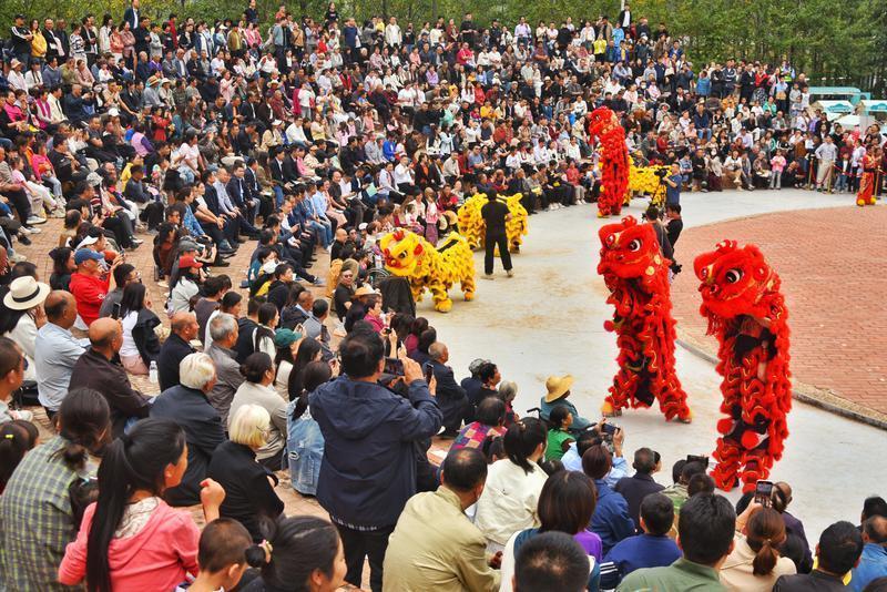 市民游客在蔡家坡终南剧场观看非遗展演。