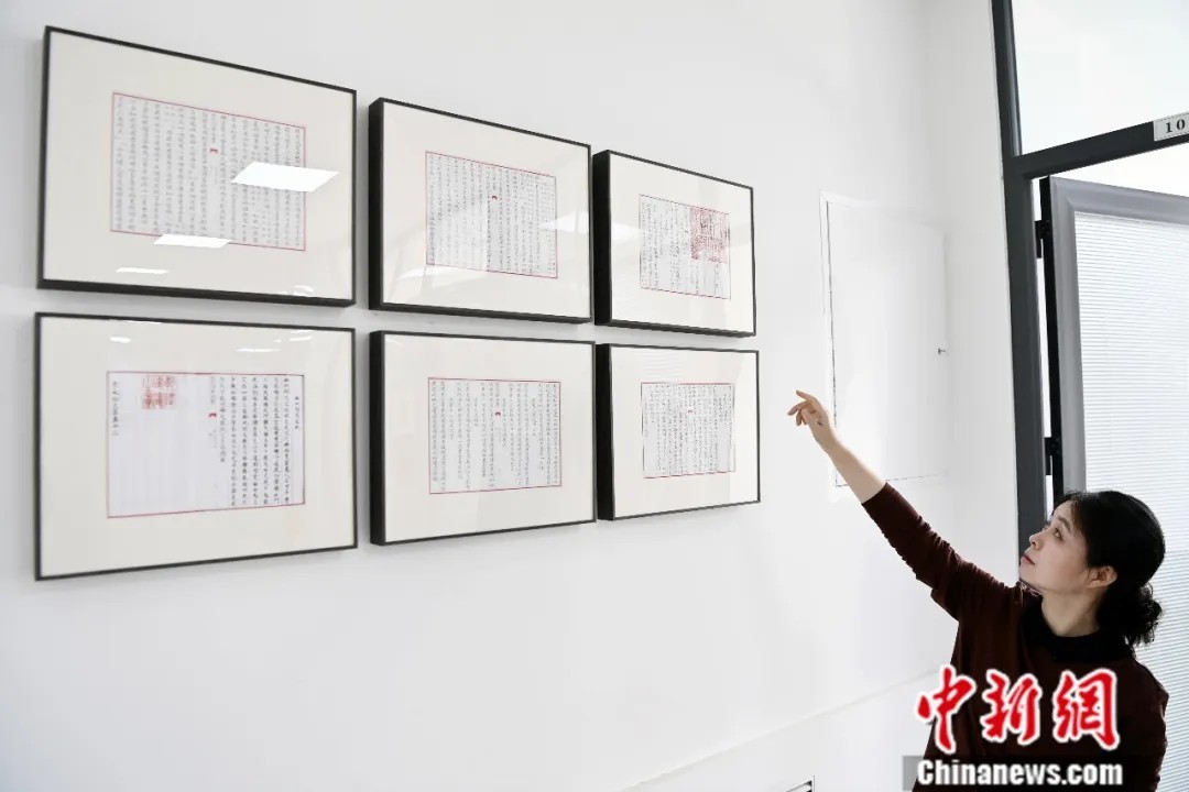 读者出版集团所属读者古籍数字科技中心总经理宋学娟，展示文溯阁《四库全书》经部数据处理部分内容。九美旦增　摄