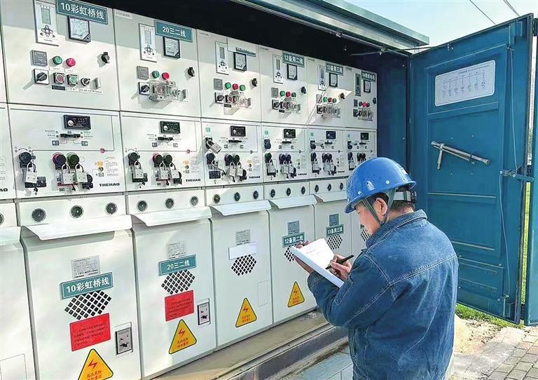 新区供电公司全力保障假期电力供应 兰州新区报记者 史晓峰 摄