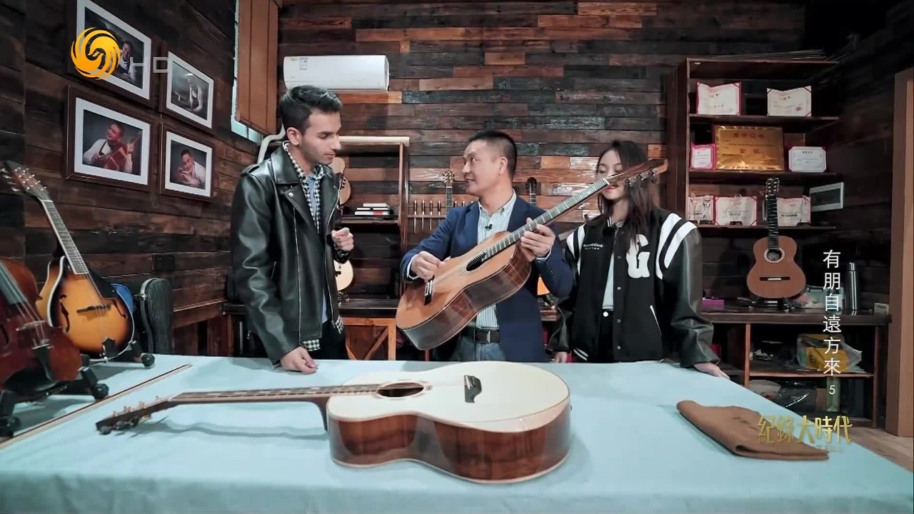 世界上每天生产的七把吉他中，就有一把来自正安，外国小伙拜访手工工匠