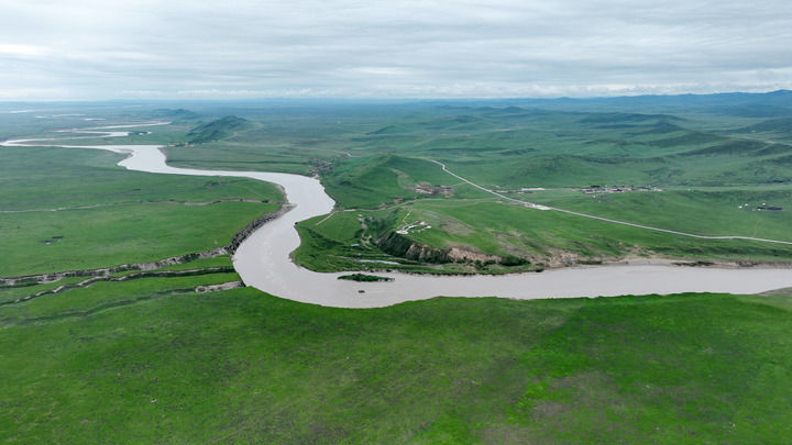 黄河流经甘肃省甘南藏族自治州玛曲县境内(2023年7月6日摄,无人机照片。)新华社记者 陈斌 摄
