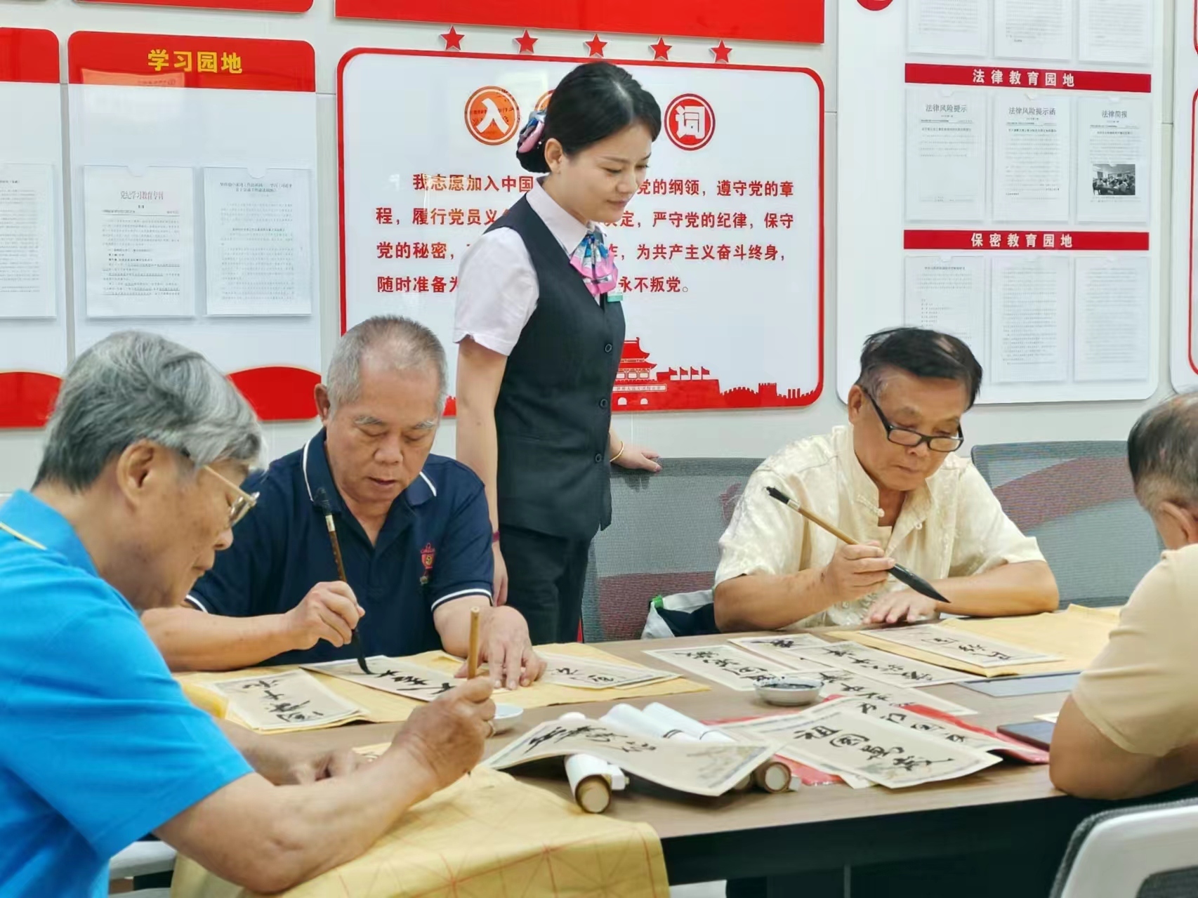 农行海口龙华支行深耕“适老化”服务 温情守护“夕阳红”