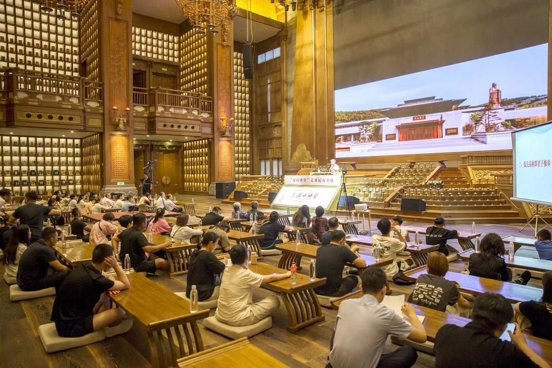 图为游客到曲阜尼山圣境体验儒家文化