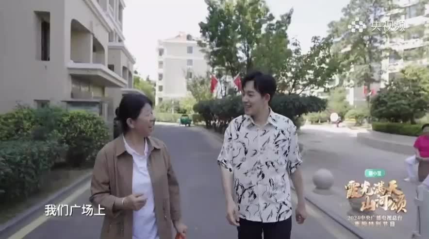 陈梦重阳节前教爷爷奶奶打乒乓球，并在央视重阳节晚会上献唱