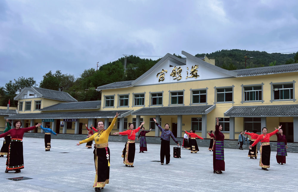 在官鹅沟大景区内，身着民族服饰的表演者载歌载舞。（受访者供图）