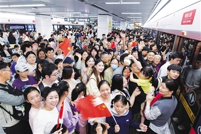 人头攒动的地铁站