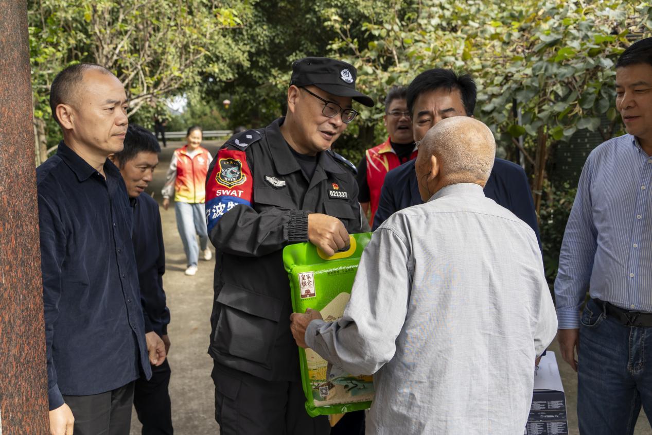 重阳佳节，敬老情深——宁波市公安局巡（特）警支队开展警务联村重阳慰问活动