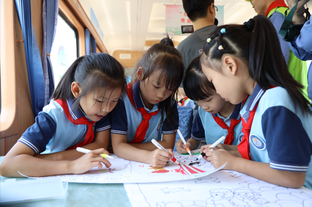 “红领巾号”上的主题队日