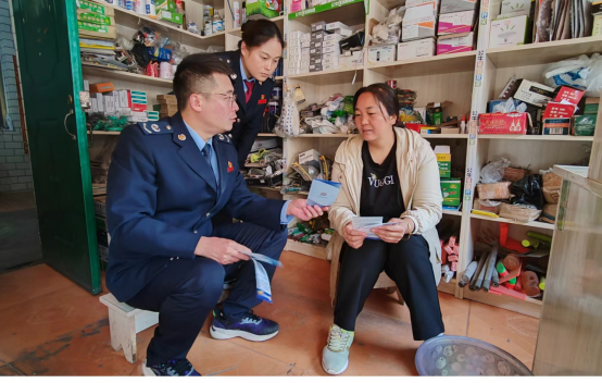 税务干部向个体经营者征集意见建议