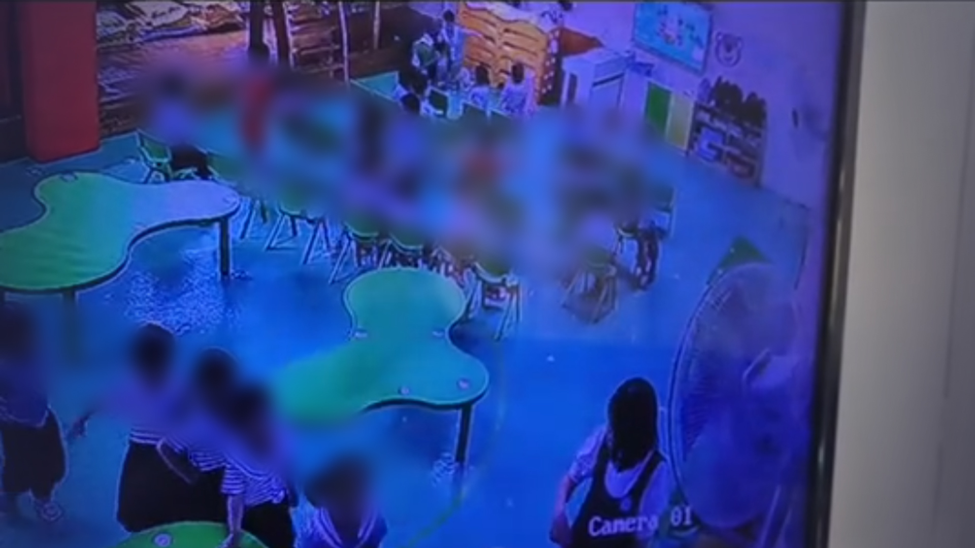家长曝光孩子在幼儿园遭多名同学踢打，持续6分钟老师竟似没看到，市教育局：公安已介入
