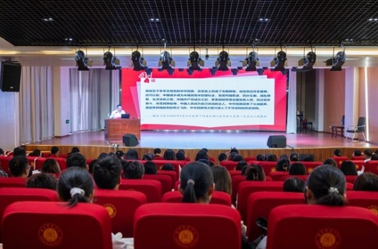 豫章师范学院党委书记赵恒伯为大学生讲授思政课