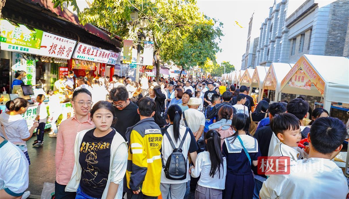 户部巷与斗级营之间的民主路步行街游客如云、摩肩接踵.jpg