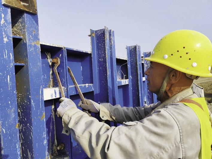 建设者在长榆高速公路项目施工现场作业。 丁莉 摄