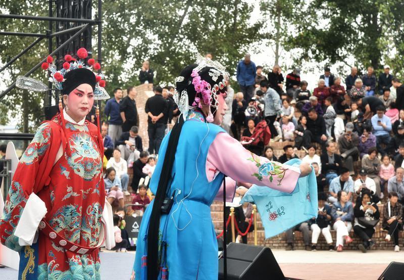 市民游客在蔡家坡终南剧场观看秦腔表演。