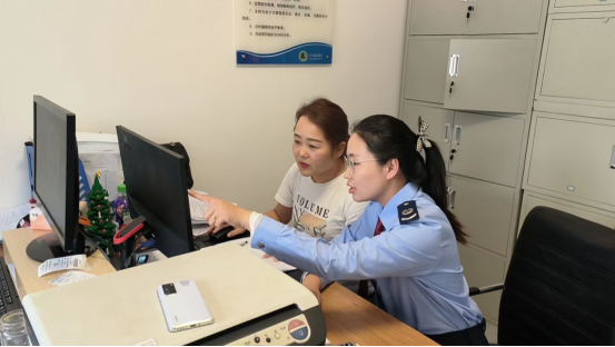 税务干部辅导纳税人网上办税