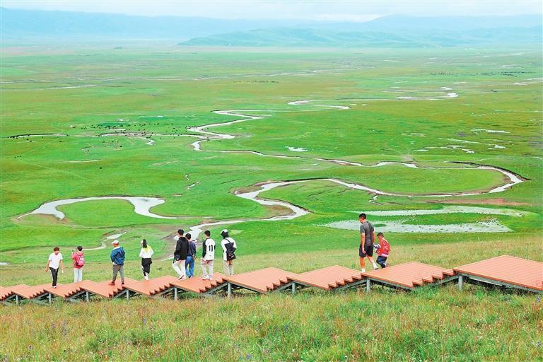 游人在玛曲县阿万仓黄河湿地公园游玩　新甘肃&middot;甘肃日报记者　田蹊