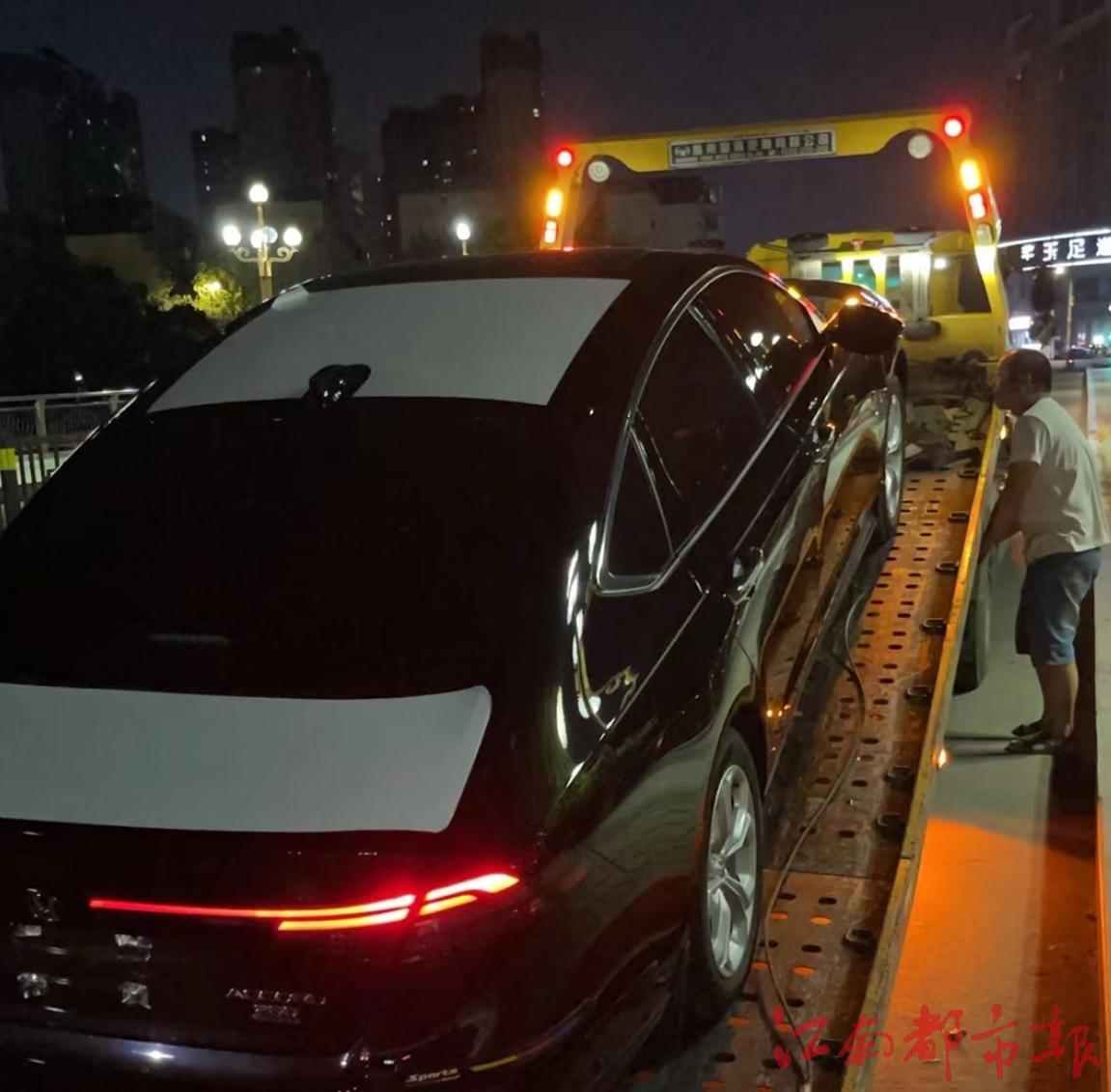 邓先生车辆被拉上拖车