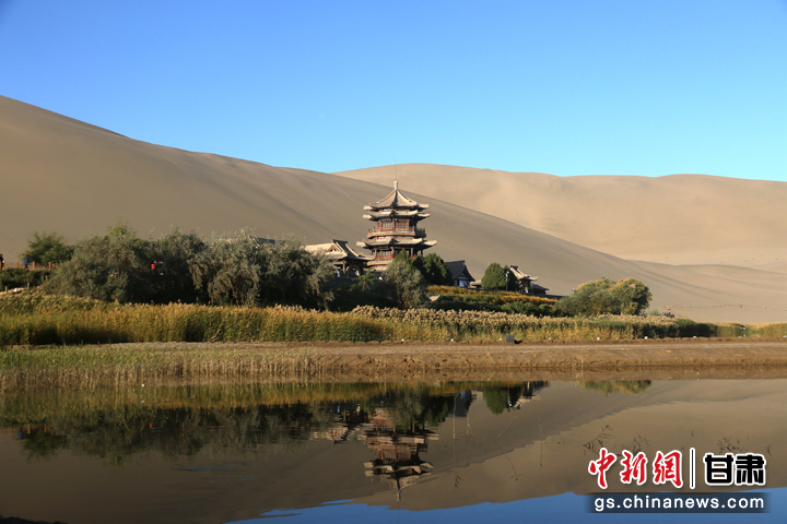 金秋时节，甘肃省敦煌市鸣沙山月牙泉景区景色如画，风光迷人，美不胜收。张晓亮　摄