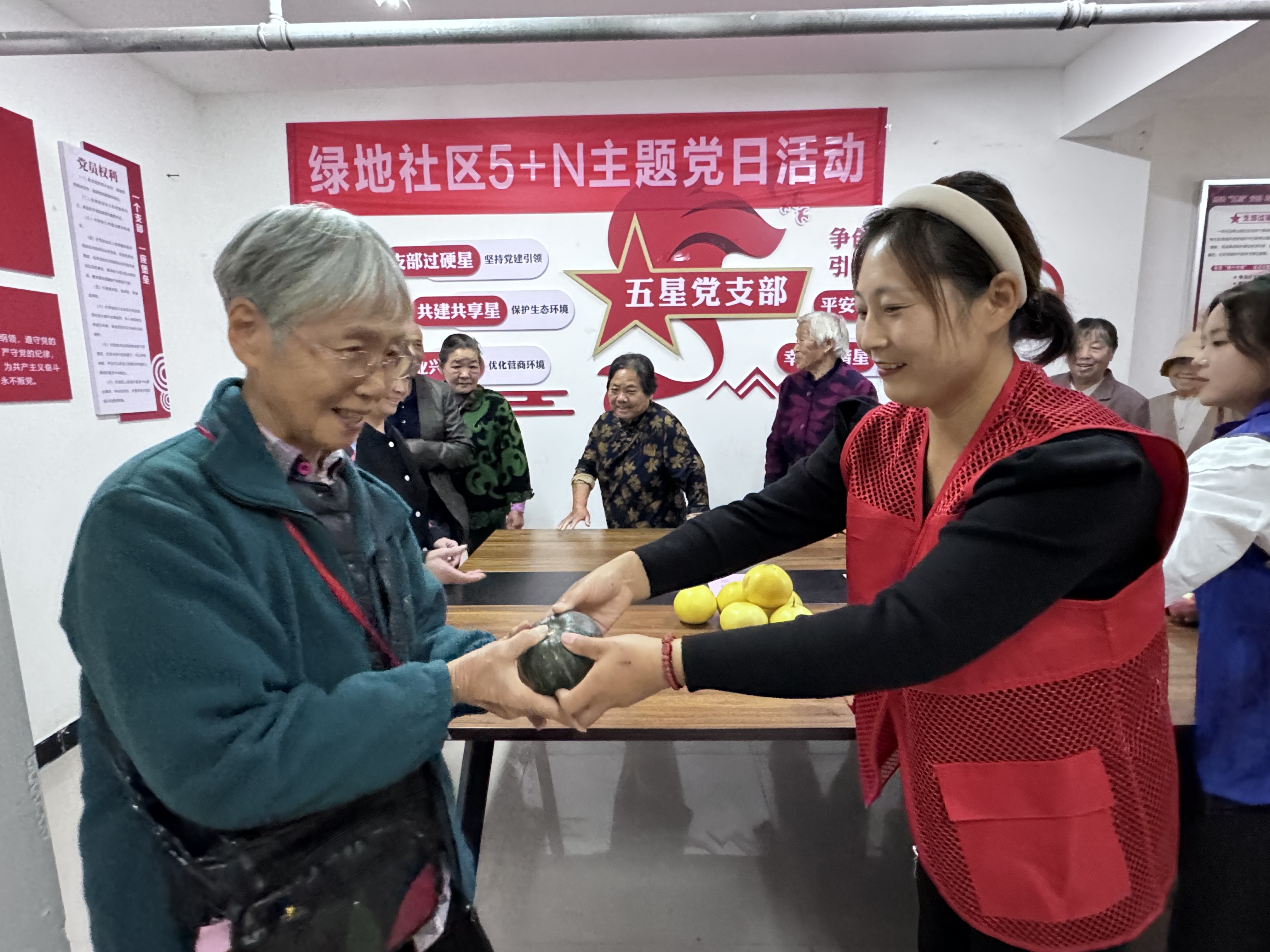 西湖街道綠地社區(qū)開展“重陽敬老情 運動展風(fēng)采”活動