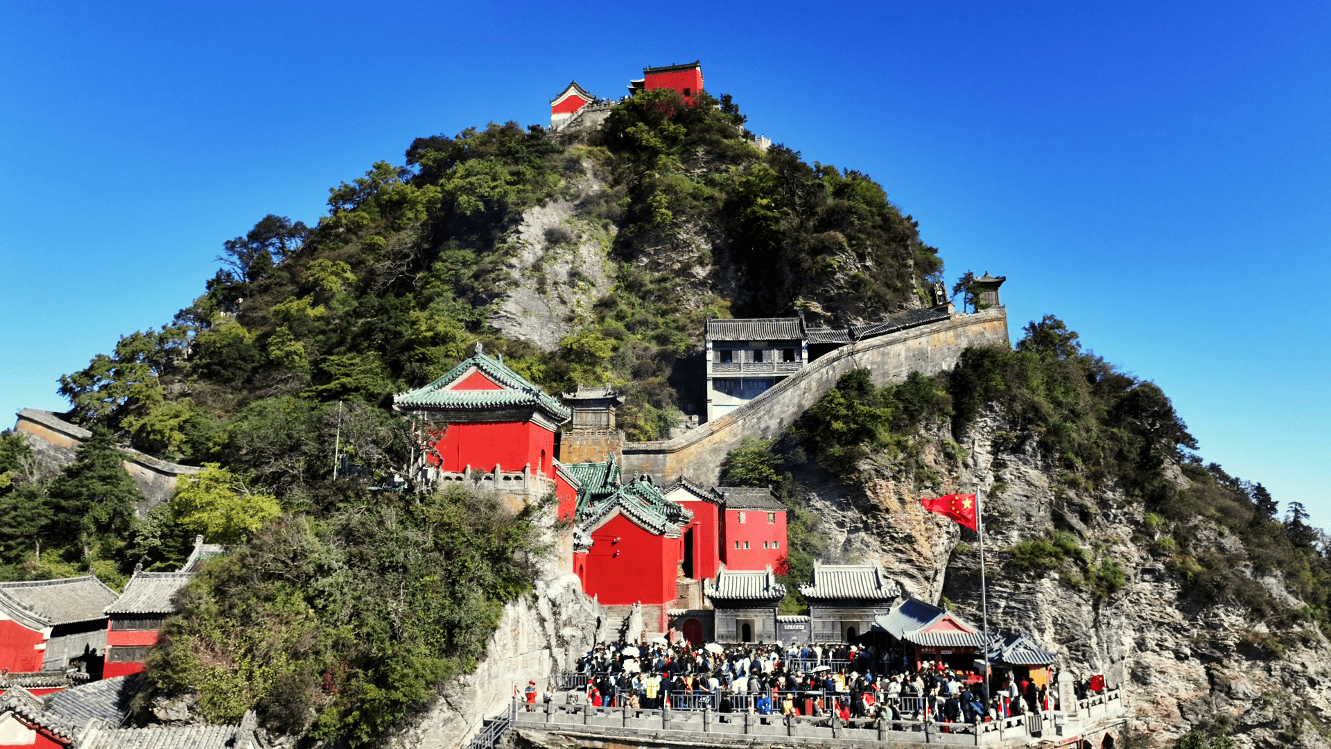 游客登临金顶景区 （刘雪琴 拍摄 ）