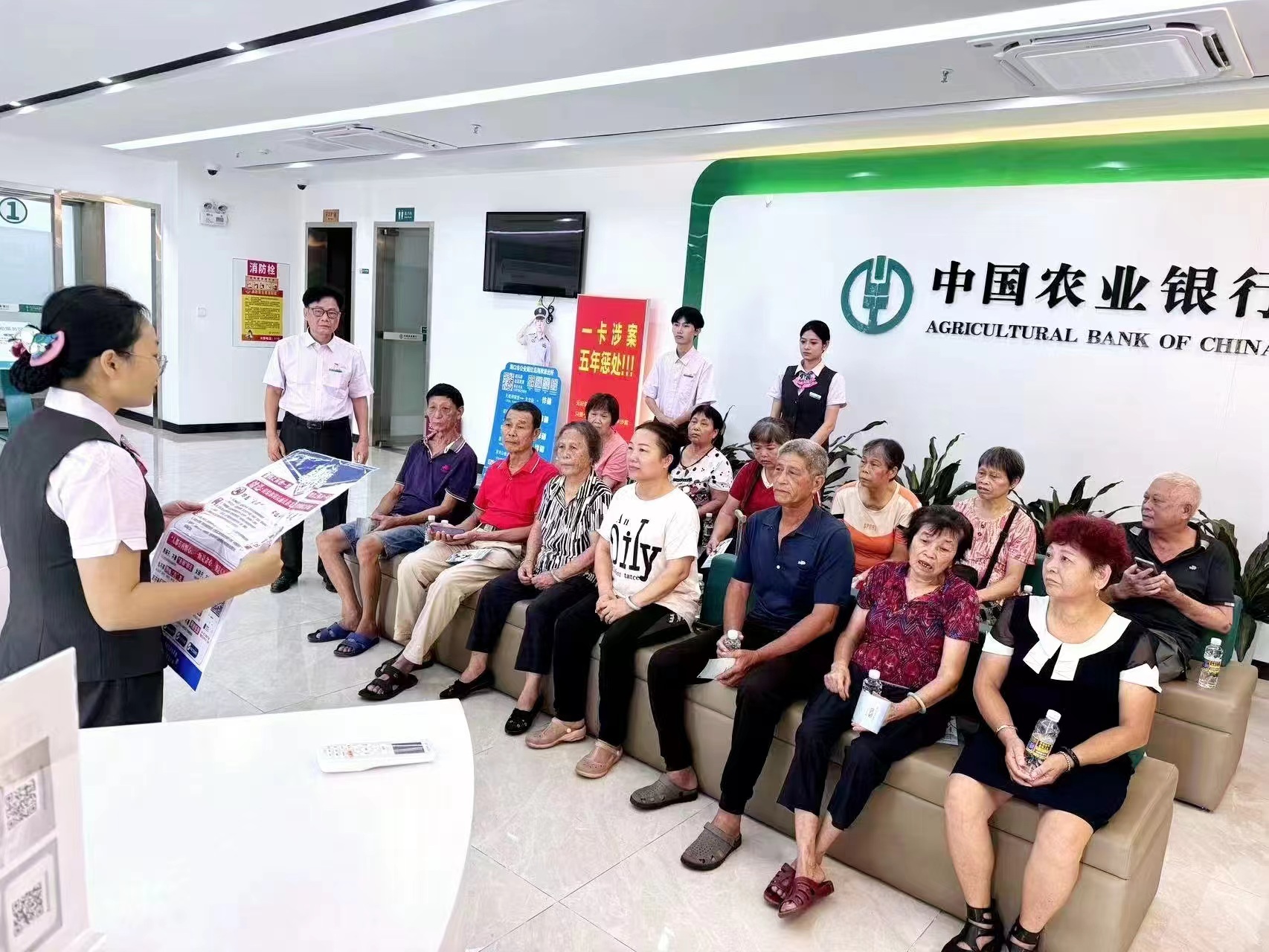 农行海口龙华支行深耕“适老化”服务 温情守护“夕阳红”