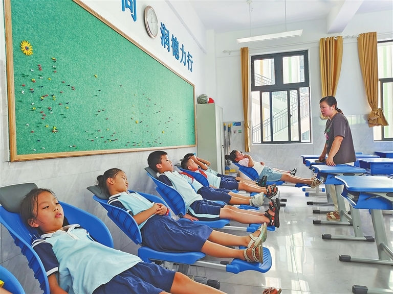 新余市仙女湖风景名胜区第二小学在午间安排值班教师照顾在校午睡学生。