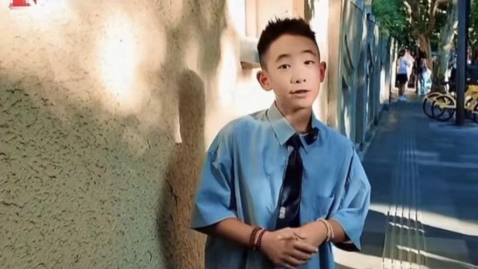 陈小春儿子Jasper用英文介绍上海，在上海生活三年，已经完全适应封面图