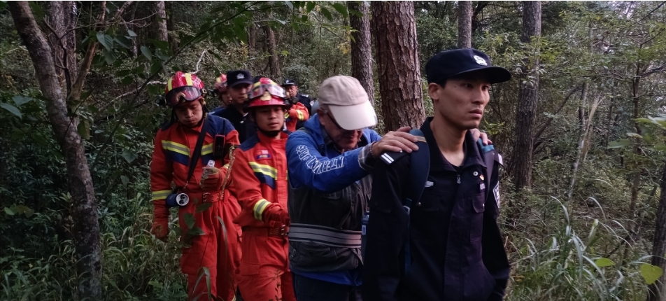 生死16小時(shí)！七旬游客深山迷路 廬山警民聯(lián)手救援