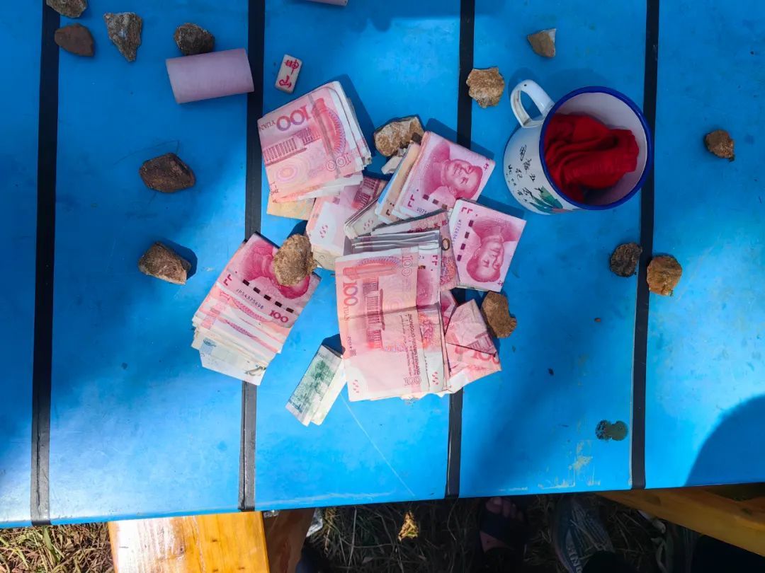 ▲民警现场缴获的赌资。