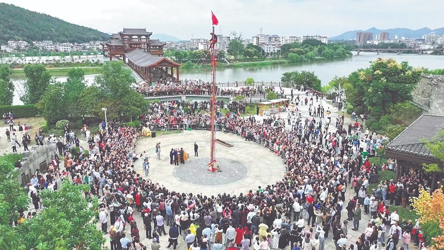 会昌戏剧小镇上刀山表演。