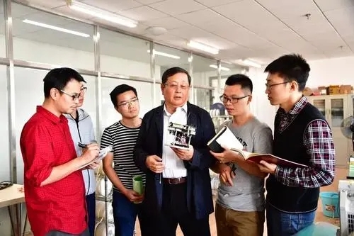 杨德森指导学生