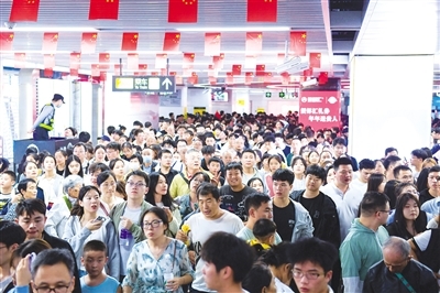 地铁站人头攒动