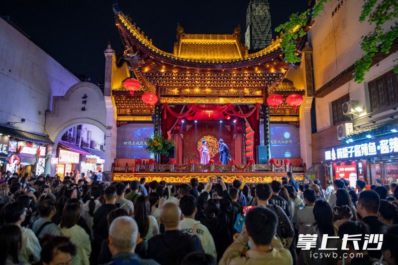 游客们在长沙太平街戏台前观看表演。均为长沙晚报全媒体记者 郭雨滴 摄