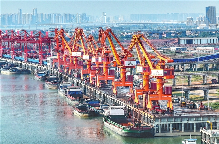 南昌市姚湾综合码头装卸作业忙（图）