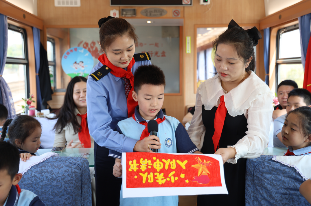 “红领巾号”上的主题队日