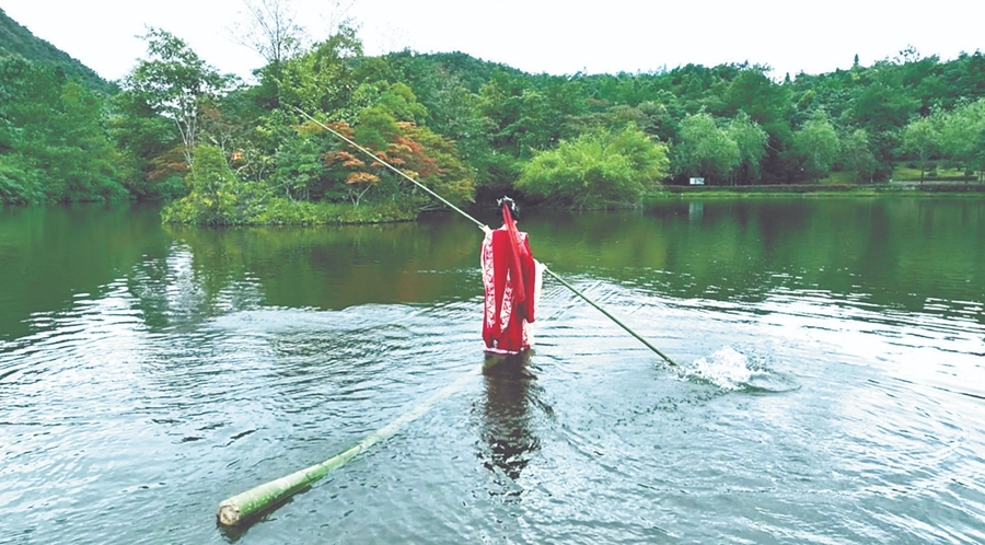 安远三百山独竹漂表演。