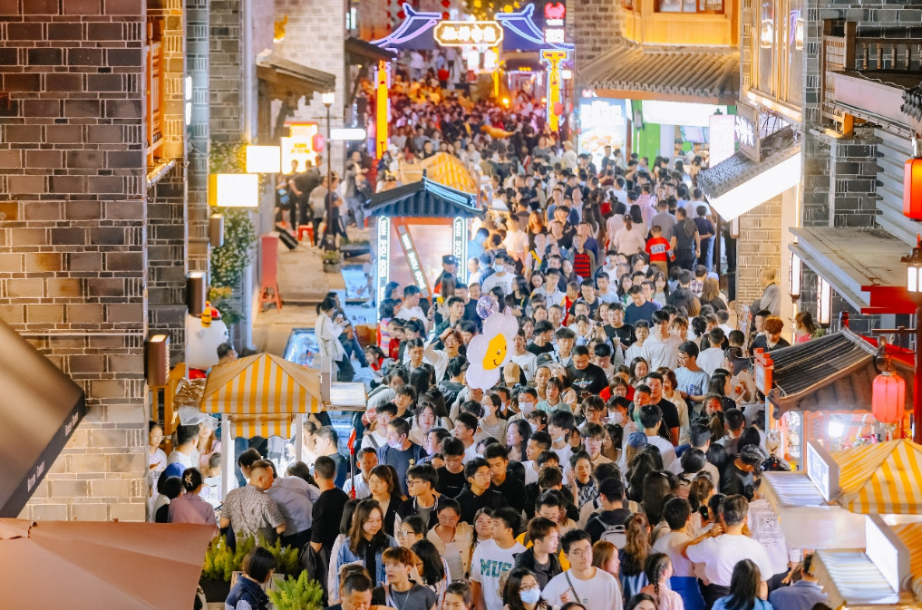 万寿宫历史文化街区内游人如织。邓勇军/摄