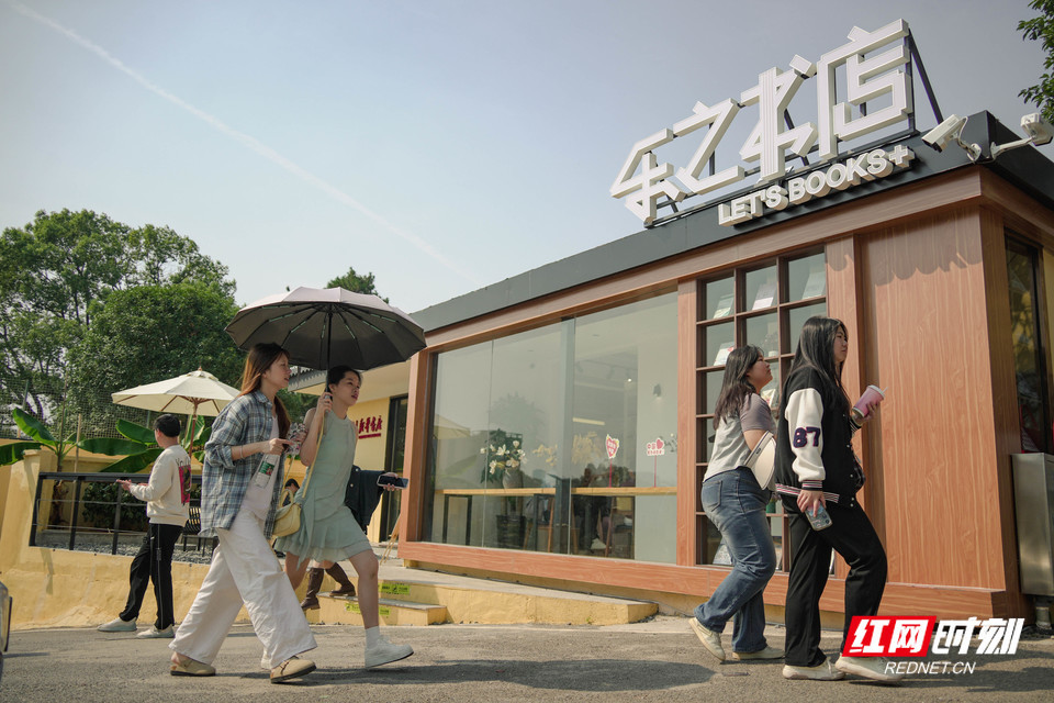 游客在乐之书店感受艺术与人文