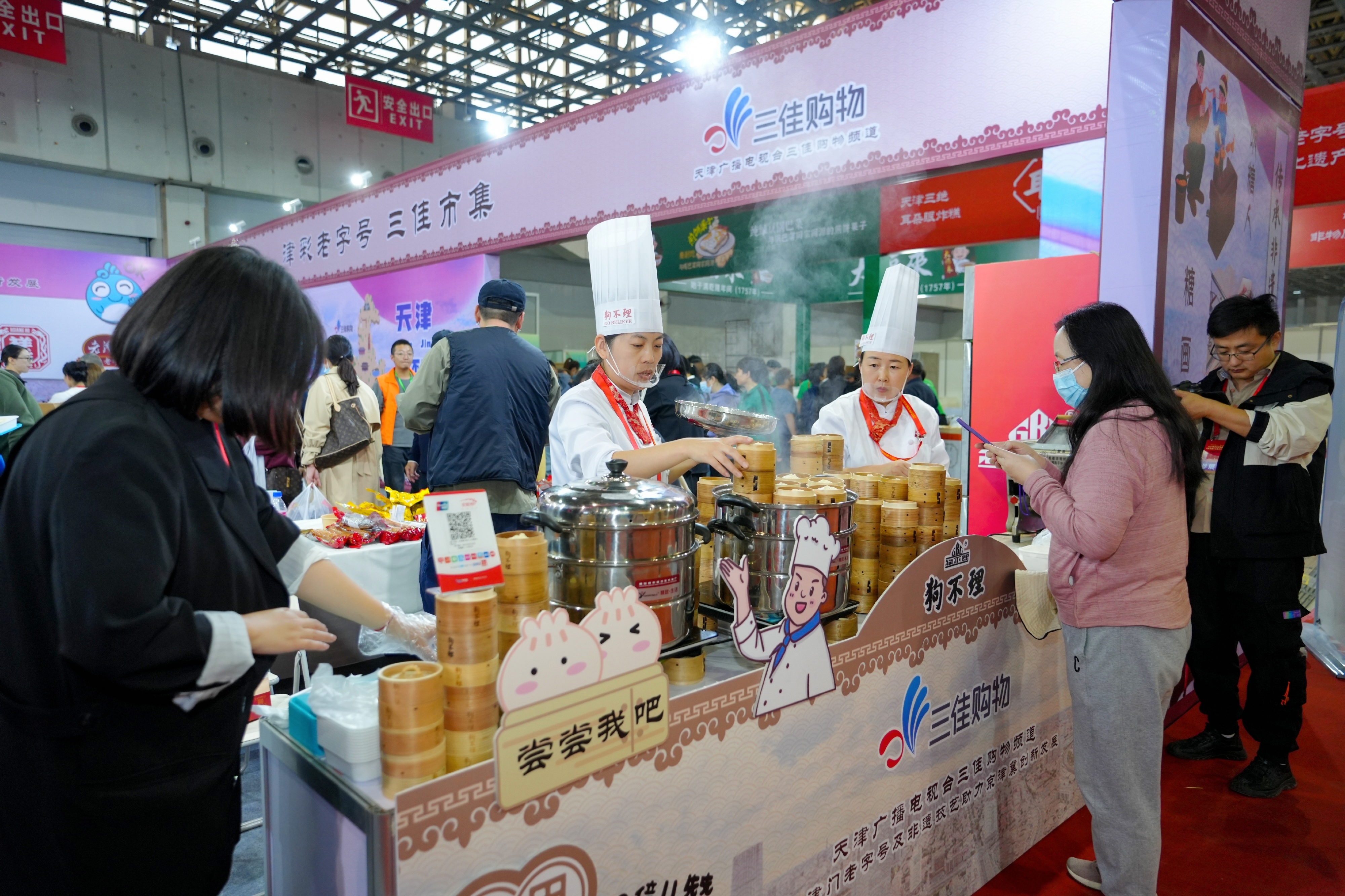 （图为群众排队购卖特色产品）