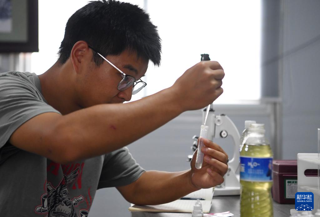 9月29日，在河南省新乡市延津县盐厂村，宁波大学硕士生杨鹏在进行水质监测。新华社记者 郝源 摄