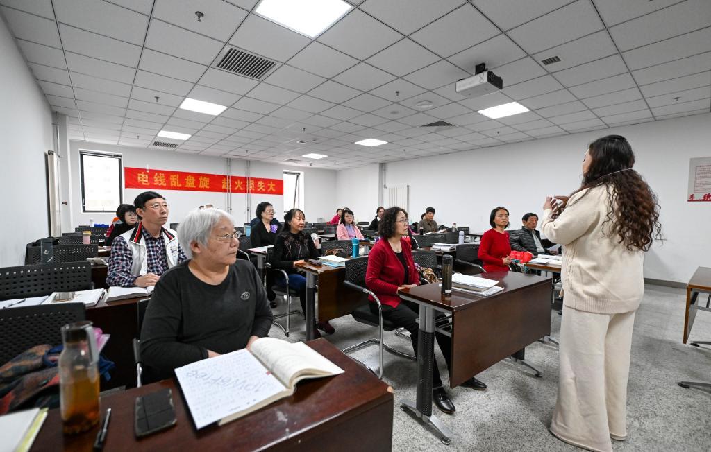 2023年4月4日，在天津市河西区文化馆，老人们在上声乐课。新华社记者 孙凡越 摄