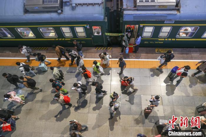 10月6日，江西南昌站，旅客从站台上走过。中新社记者 刘力鑫 摄