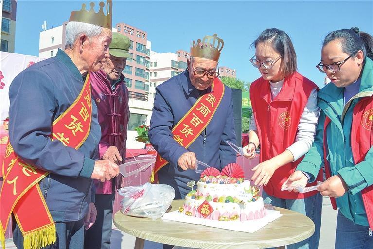 老人们分享爱心企业送来的蛋糕　本组图片均由兰州新区报记者　姜波　摄