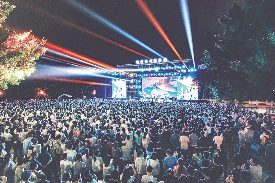 唱游赣州音乐会现场人山人海。