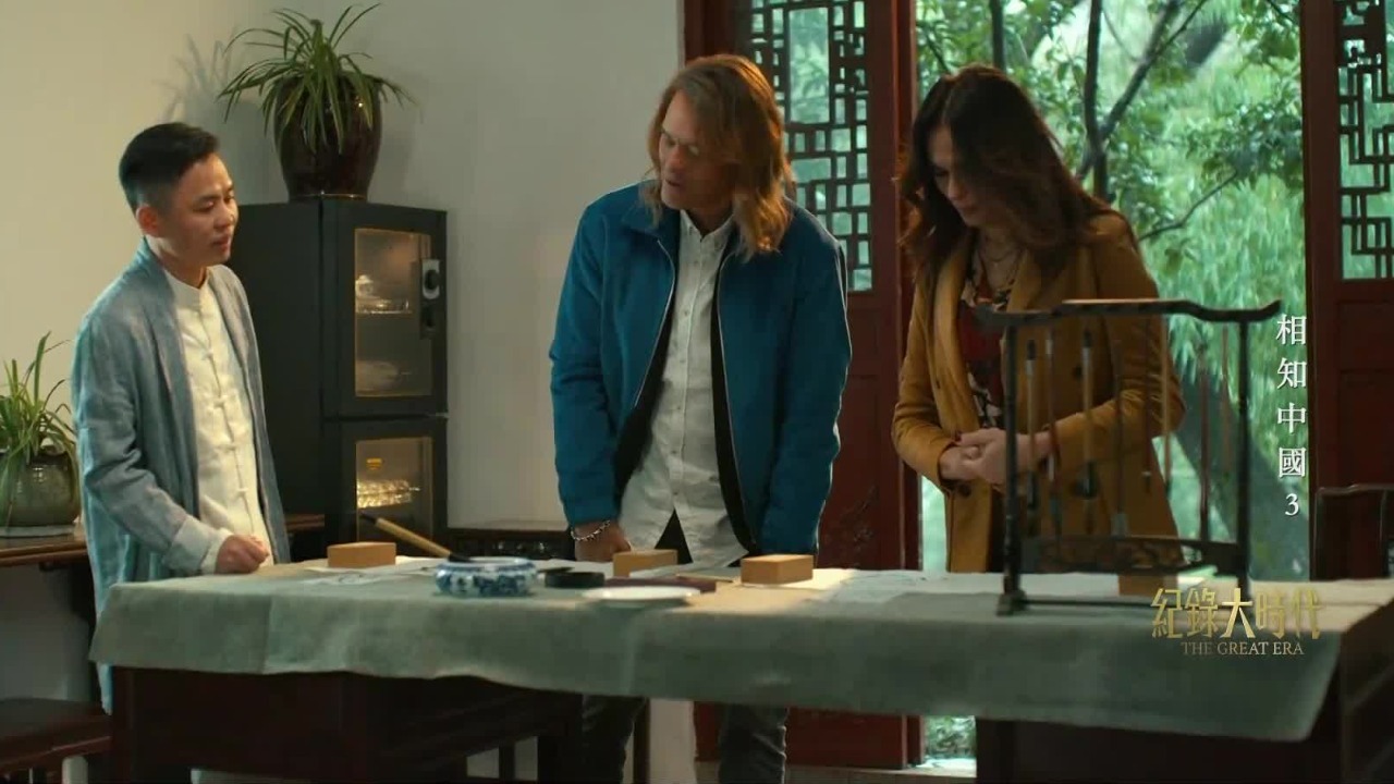 外国友人体验书法，在一撇一捺中感受中国文字魅力