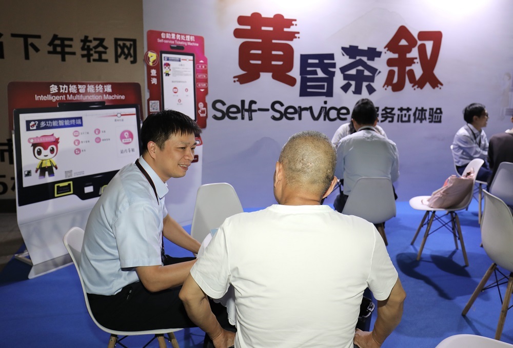 港铁（深圳）公司管理层、各部门经理与乘客面对面交流