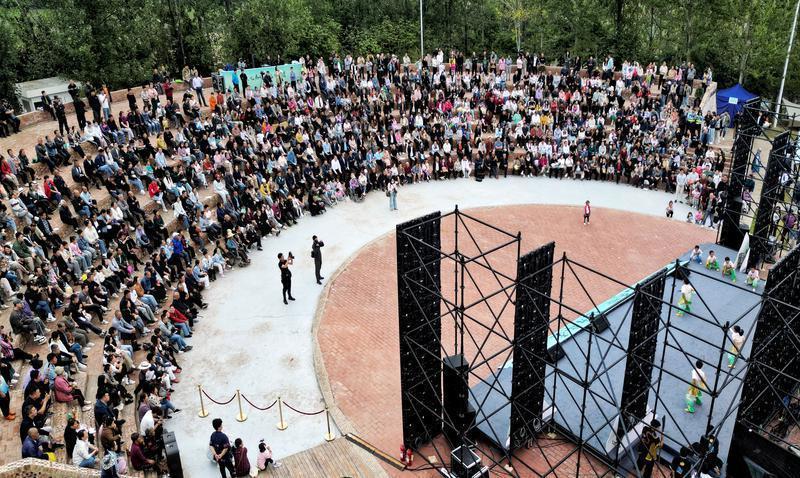 市民游客在蔡家坡终南剧场观看非遗展演。