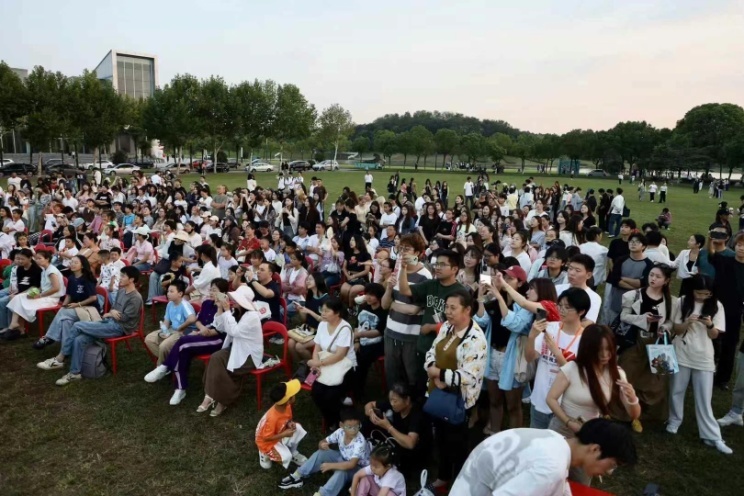 南京视觉艺术学院草坪音乐会现场