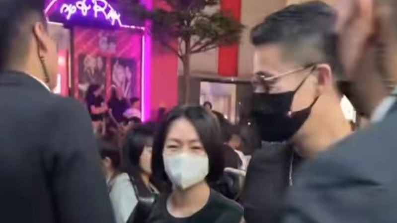 小S和老公现身公众场所，许雅钧主动牵老婆的手封面图