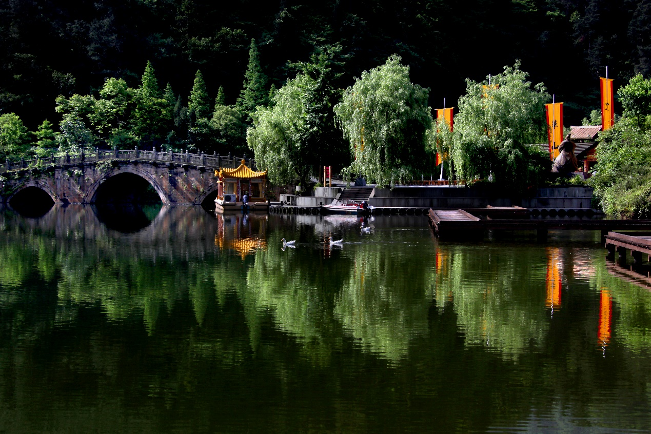 武当山逍遥谷景区国庆假期受热捧